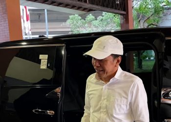 Jokowi Heads to NTT with a Different Appearance, Without a PSI Cap and Logo