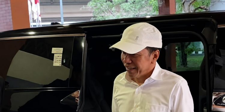 Jokowi Heads to NTT with a Different Appearance, Without a PSI Cap and Logo