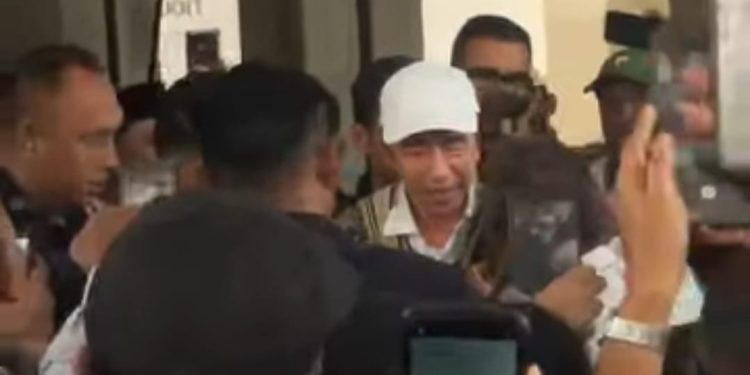 Jokowi’s Arrival in Kupang Welcomed Enthusiastically, Crowds Fill El Tari Airport