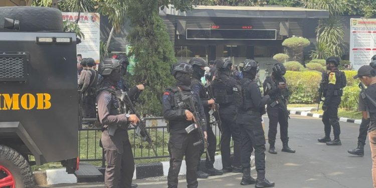 Jakarta Police Headquarters Under Tight Security, Brimob Tactical Vehicles Deployed